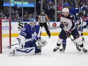 Le gardien de but des Maple Leafs de Toronto, Joseph Woll, effectue un arrêt alors que le défenseur des Blue Jackets de Columbus, Vladislav Gavrikov, suit la rondelle au cours de la deuxième période à la Scotiabank Arena.