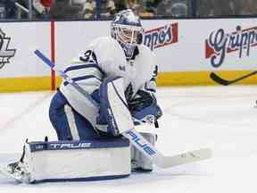 10 février 2023 ;  Columbus, Ohio, États-Unis ;  Le gardien de but des Maple Leafs de Toronto Ilya Samsonov (35 ans) suit le rebond d'une tentative de tir des Blue Jackets de Columbus au cours de la deuxième période au Nationwide Arena.