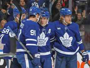 Mitchell Marner, numéro 16 des Maple Leafs de Toronto, célèbre un but contre les Bruins de Boston lors d'un match de la LNH au Scotiabank Arena le 1er février 2023 à Toronto.