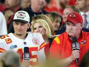 Patrick Mahomes des Chiefs de Kansas City et Andy Reid des Chiefs de Kansas City sont interviewés après avoir battu les Eagles de Philadelphie lors du Super Bowl LVII au State Farm Stadium le 12 février 2023 à Glendale, en Arizona.