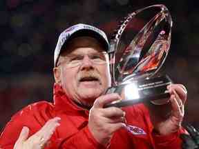 L'entraîneur-chef Andy Reid des Chiefs de Kansas City détient le trophée Lamar Hunt après avoir battu les Bengals de Cincinnati 23-20 lors du match de championnat de l'AFC au GEHA Field du Arrowhead Stadium le 29 janvier 2023 à Kansas City, Missouri.