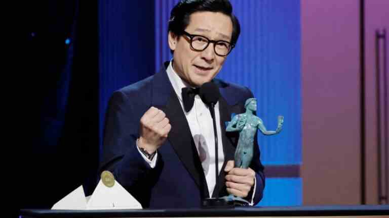 Ke Huy Quan devient le premier film masculin asiatique à remporter les SAG Awards pour "Everything Everywhere All at Once"
	
	
