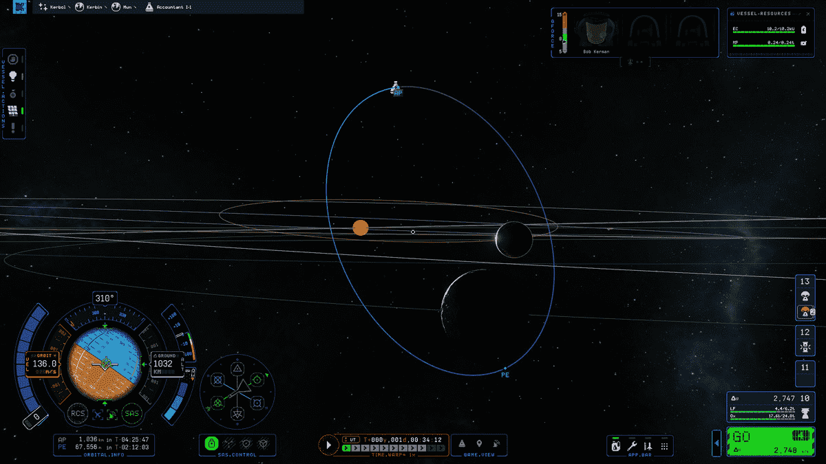 Une image du programme spatial Kerbal 2 avec un HUD de vaisseau spatial superposé sur une vue du système solaire de la planète Kerbal et sa lune appelée Mun, ainsi que l'étoile du système au loin.  L'interface utilisateur montre un arc orbital pour une capsule de vaisseau spatial en boucle autour du Mun.