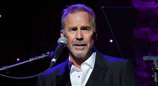 Kevin Costner rend hommage à Whitney Houston dans son discours émouvant à Clive Davis : "Merci d'être son garde du corps"