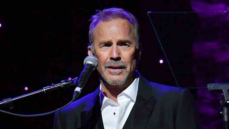 Kevin Costner rend hommage à Whitney Houston dans son discours émouvant à Clive Davis : "Merci d'être son garde du corps"
	
	
