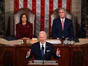 Le vice-président américain Kamala Harris et le président de la Chambre Kevin McCarthy (R-CA) écoutent le président Joe Biden prononcer le discours sur l'état de l'Union dans la chambre de la Chambre du Capitole à Washington, DC, le 7 février 2023.