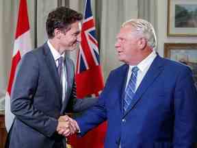 Le premier ministre Justin Trudeau serre la main du premier ministre de l'Ontario, Doug Ford, à Queen's Park, à Toronto, le 30 août 2022.