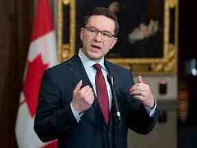 Le chef conservateur Pierre Poilievre répond à la question d'un journaliste dans le Foyer de la Chambre des communes, à Ottawa, le 21 février 2023.