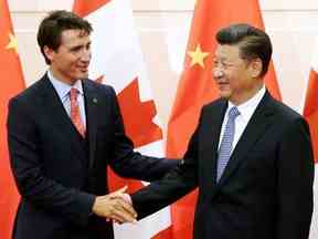 PHOTO DE DOSSIER: Le président chinois Xi Jinping (R) serre la main du Premier ministre canadien Justin Trudeau avant leur rencontre à la Diaoyutai State Guesthouse à Pékin, en Chine, le 31 août 2016. REUTERS / Wu Hong / Pool // File Photo