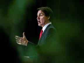 Le premier ministre Justin Trudeau prend la parole lors d'une annonce à AstraZeneca à Mississauga le 27 février 2023.