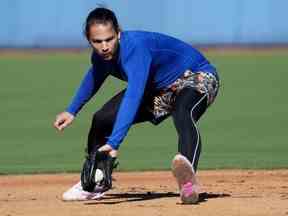 L'arrêt-court des Blue Jays de Toronto, Bo Bichette, effectue un ballon au sol lors d'un exercice lors d'un entraînement printanier de baseball à Dunedin, en Floride, le 13 février 2023.