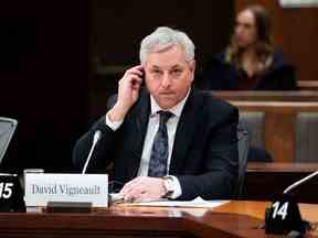 Le directeur du Service canadien du renseignement de sécurité (SCRS), David Vigneault, ajuste une aide à la traduction en attendant de comparaître devant un comité spécial sur la colline du Parlement à Ottawa, le lundi 6 février 2023.