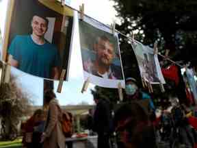 Les défenseurs et partisans de Moms Stop the Harm défilent de Centennial Square au bâtiment du ministère de la Santé de la Colombie-Britannique où des photos d'êtres chers sont exposées lors du sixième anniversaire pour marquer l'urgence de santé publique de la déclaration en raison de l'augmentation significative des surdoses liées aux opioïdes, à Victoria, le jeudi 14 avril 2022. La Colombie-Britannique deviendra demain la première province à décriminaliser les personnes qui transportent une petite quantité de drogues illicites pour leur usage personnel.