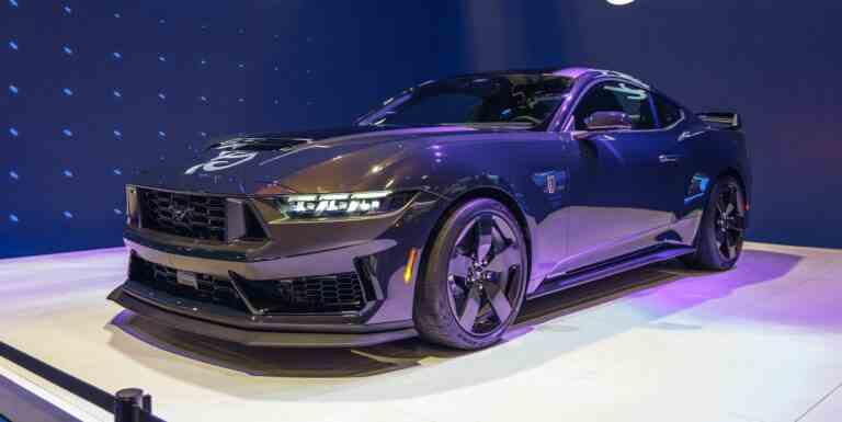 La Ford Mustang Dark Horse 2024 présente des roues en carbone et une couleur spéciale