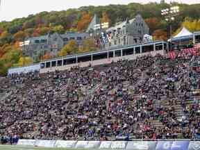 Les partisans des Alouettes de Montréal remplissent les tribunes nord du stade Molson lors d'un match contre le Rouge et Noir d'Ottawa à Montréal le 11 octobre 2021.