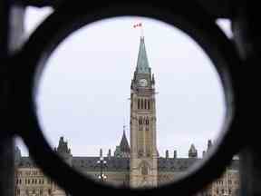 La tour de la paix de la Colline du Parlement est encadrée d'une clôture de fer sur la rue Wellington à Ottawa, le 12 mars 2020.