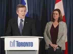 John Tory prononce son dernier discours avant de partir en tant que maire de Toronto.  Tory s'est entretenu avec la mairesse par intérim, Jennifer McKelvie, qui prendra la relève jusqu'à la tenue d'une élection partielle.  Tory a remis sa démission après avoir découvert qu'il avait une relation avec un membre du personnel de la ville.  le vendredi 17 février 2023.