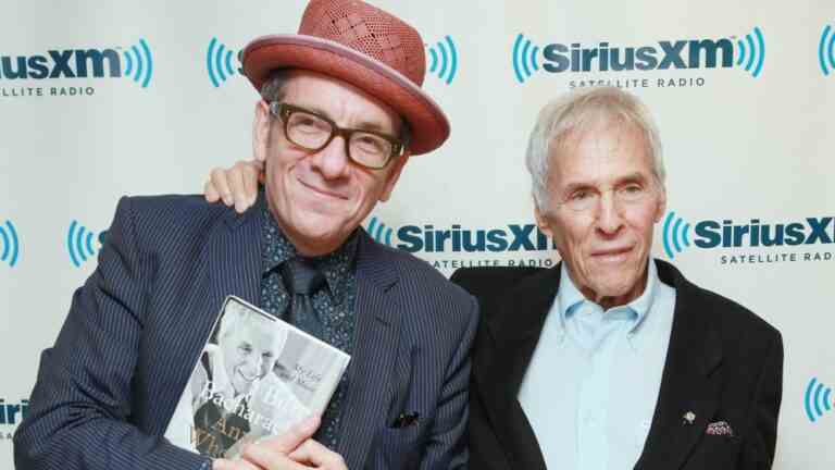 La dernière session d'enregistrement de Burt Bacharach avec Elvis Costello, "You Can Have Her", obtient une sortie silencieuse après la mort de l'auteur-compositeur
	
	
