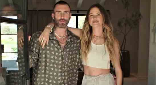 La femme d'Adam Levine a posté sa première photo avec l'ancienne star de la voix après son scandale de sexting et les commentaires sont devenus assez intenses