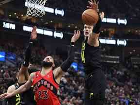 Le garde des Raptors de Toronto Fred VanVleet (23 ans) a son tir bloqué par le centre de jazz de l'Utah Walker Kessler (à droite) au premier trimestre à Vivint Arena le 1er février 2023 à Salt Lake City, Utah.