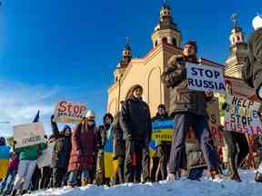 Une manifestation à Calgary contre l'invasion de l'Ukraine par la Russie.  Bien qu'il soit encore élevé, le soutien à l'Ukraine parmi les Canadiens a légèrement diminué au cours de la dernière année.