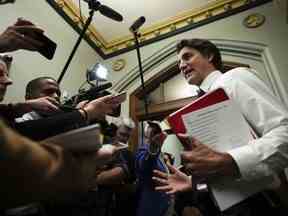 Le premier ministre Justin Trudeau arrive à une réunion du caucus sur la colline du Parlement à Ottawa le mercredi 1er février 2023.