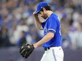 Jordan Romano des Blue Jays de Toronto retourne à l'abri après avoir été relevé contre les Mariners de Seattle lors de la neuvième manche du deuxième match de la série Wild Card de la Ligue américaine au Rogers Center le 08 octobre 2022 à Toronto, Ontario.