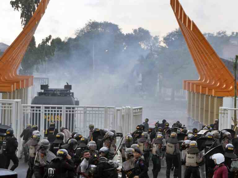 La police indonésienne tire des gaz lacrymogènes pour disperser les supporters de football