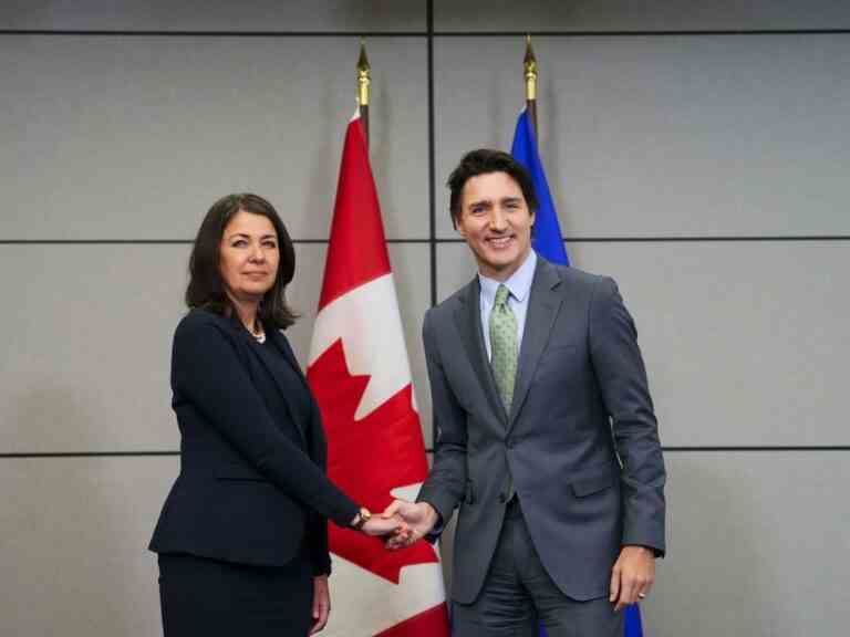 La première ministre de l’Alberta, Danielle Smith, rencontre Justin Trudeau;  une poignée de main maladroite s’ensuit