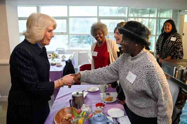 La reine consort lors d'une visite au Storm Family Center (Toby Melville/PA)