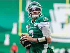 Le quart-arrière des Roughriders de la Saskatchewan Cody Fajardo lance avant d'affronter les Stampeders de Calgary à Regina le 22 octobre 2022.