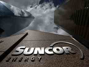 Suncor Energy Inc a fait l'objet d'un examen de plus en plus minutieux de la performance à la traîne du cours de ses actions par rapport à ses pairs des sables bitumineux, des investisseurs activistes soulignant les objectifs de production manqués et le mauvais bilan de sécurité de l'entreprise.