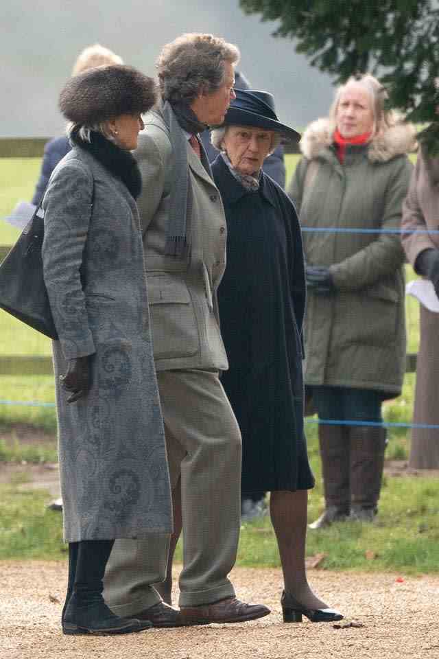 Lady Susan Hussey arrive pour assister à un service religieux avec le roi Charles III et la princesse royale à l'église St Mary Magdalene à Sandringham, Norfolk, le 29 janvier