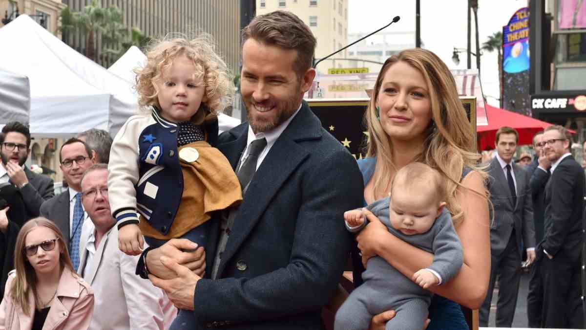 L'animateur de CNBC essaie de convaincre Ryan Reynolds de révéler le sexe du bébé 4. Il 