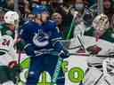 anner Pearson # 70 des Canucks de Vancouver est frappé avec la rondelle devant le gardien de but Cam Talbot # 33 du Wild du Minnesota lors de la première période d'action de la LNH le 26 octobre 2021 au Rogers Arena de Vancouver, Colombie-Britannique, Canada. 