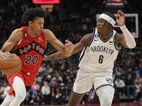 Le garde des Raptors Jeff Dowtin Jr. se dirige vers le filet contre l'attaquant des Brooklyn Nets David Duke Jr., lors de leur match en novembre à la Scotiabank Arena.