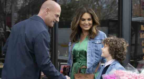 Law And Order: SVU Star parle de jouer le fils de Benson avec Mariska Hargitay, ainsi que les séparations de Chris Meloni