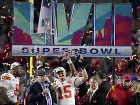 Le quart-arrière des Chiefs Patrick Mahomes (15 ans) détient le trophée Vince Lombardi tout en parlant à Terry Bradshaw après le match du Super Bowl 57 de la NFL contre les Eagles, le dimanche 12 février 2023, à Glendale, en Arizona.