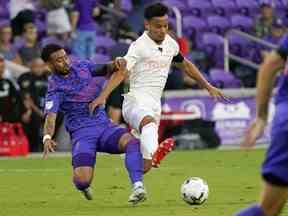 Le milieu de terrain d'Orlando City Jake Mulraney, à gauche, se bat pour se positionner sur le ballon contre le milieu de terrain du FC Dallas Brandon Servania, à droite, lors de la première mi-temps d'un match de football de la MLS, à Orlando, en Floride, le samedi 28 mai 2022. Toronto FC a acquis le milieu de terrain Brandon Servania du FC Dallas en échange de l'attaquant espagnol Jesus Jimenez et d'une place internationale pour le 2023.