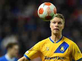 Le défenseur norvégien de Brondby, Sigurd Rosted, garde un œil sur le ballon lors du match de football du groupe A de l'UEFA Europa League entre les Rangers et Brondby au stade Ibroxii de Glasgow le 21 octobre 2021.