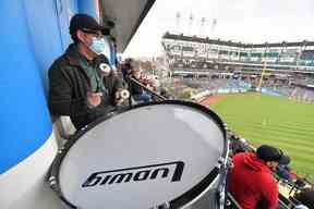 Patrick Carney, batteur du duo rock Black Keys, remplace le batteur légendaire des Indians de Cleveland John Adams lors de la quatrième manche du match d'ouverture à domicile contre les Royals de Kansas City au Progressive Field le 5 avril 2021 à Cleveland, Ohio.  (Photo de Jason Miller/Getty Images)