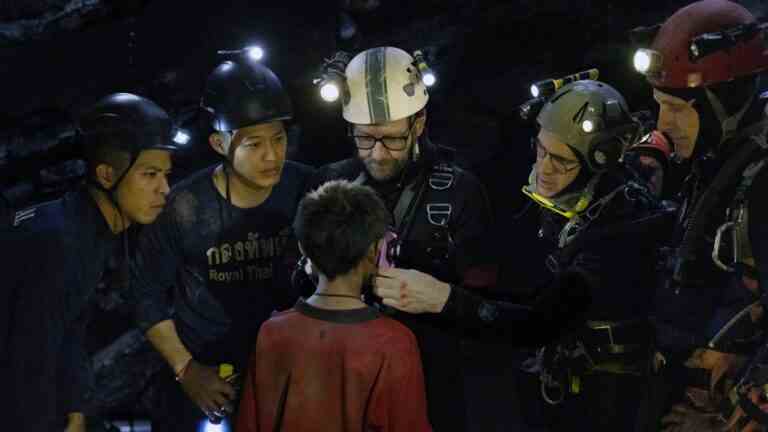 Le capitaine de l'équipe thaïlandaise de football sauvé de l'inondation d'une grotte décède à 17 ans
