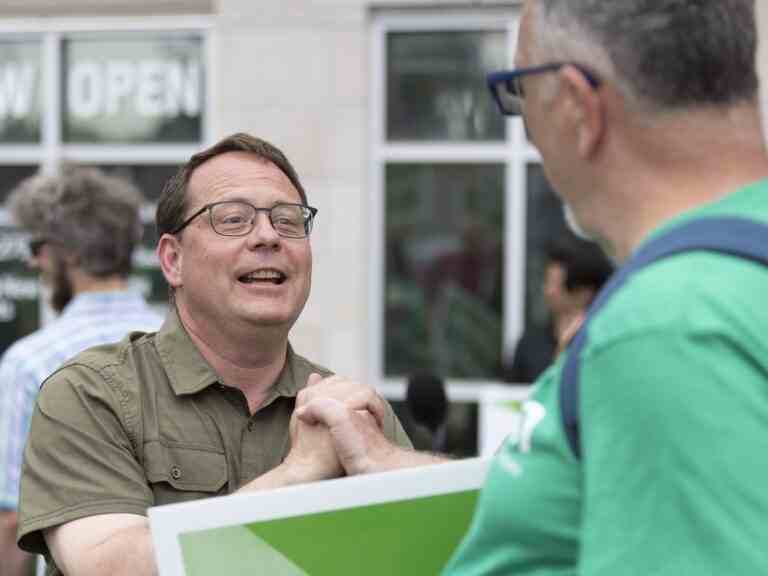 Le chef du Parti vert de l’Ontario, Mike Schreiner, n’exclut pas la candidature à la direction libérale