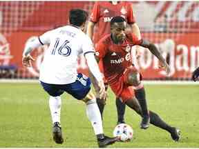 Le défenseur du Toronto FC Richie Laryea dribble le ballon vers l'attaquant de DC United Adrien Perez en seconde période au BMO Field.