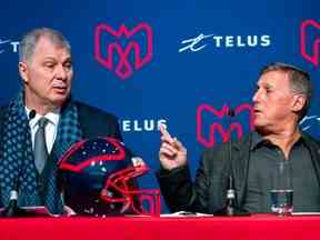 Le copropriétaire des Alouettes de Montréal Gary Stern, à droite, avec le commissaire de la LCF Randy Ambrosie à Montréal le 6 janvier 2020.