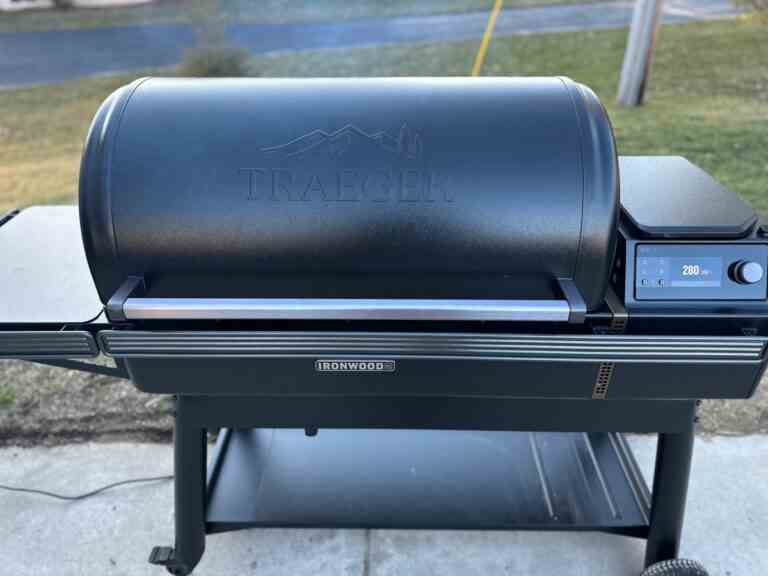 Le dernier gril à granulés de Traeger est doté d’une hotte améliorée (yay) et d’un écran tactile (nay)