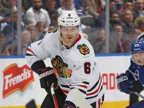 Jake McCabe # 6 des Blackhawks de Chicago patine avec la rondelle contre les Maple Leafs de Toronto lors d'un match de la LNH au Scotiabank Arena le 15 février 2023 à Toronto.