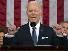 Le président Joe Biden prononce le discours sur l'état de l'Union lors d'une session conjointe du Congrès au Capitole des États-Unis, le mardi 7 février 2023, à Washington, en tant que vice-président Kamala Harris et le président de la Chambre Kevin McCarthy de Californie, écoutez.