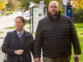 Herbert Hildebrandt et sa femme se présentent au tribunal du palais de justice du comté d'Elgin à St. Thomas le 22 octobre 2021. (Photo du dossier London Free Press)