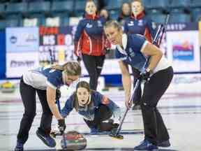 Christina Black et ses coéquipières de la Nouvelle-Écosse ont volé des points dans des bouts supplémentaires à deux reprises vendredi pour se qualifier pour le dernier carré du Tournoi des Cœurs Scotties.